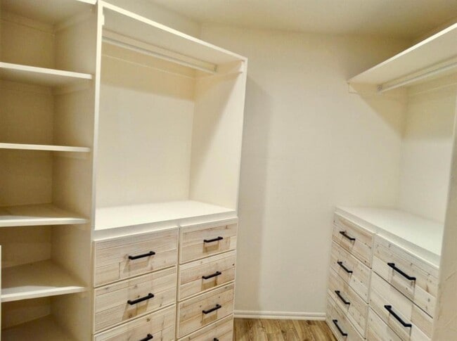 Building Photo - 566 W Alamo Ct Way