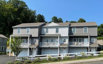 Building Photo - Beautiful 3BR/2.5 Bath Townouse with 2 Car...