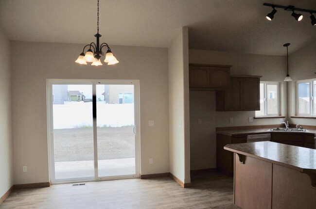 Building Photo - 3 bed 2 bath Crown Pointe Neighborhood wit...
