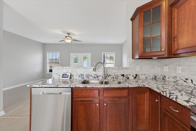 Building Photo - 3 Bedroom 3 1/2 Bath Pet Friendly Condo For Rent!