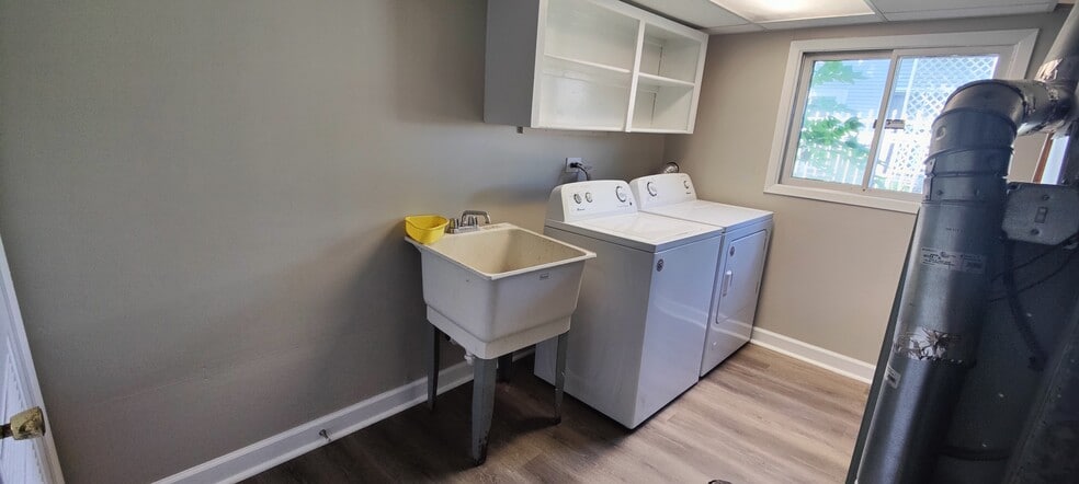 Laundry - 21W185 22nd St