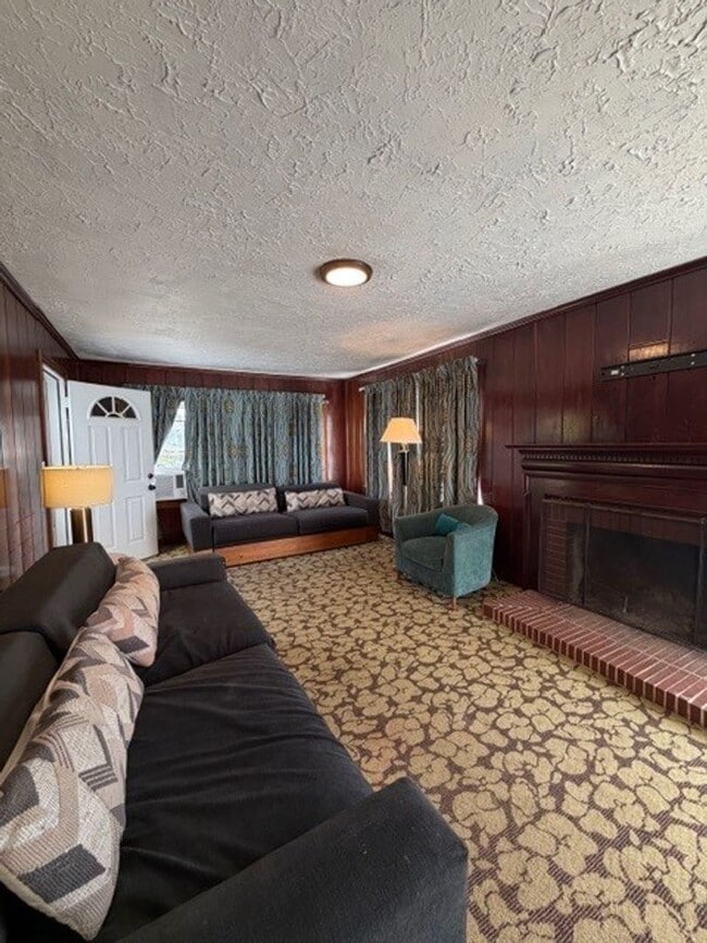 Building Photo - 3 bedroom 2 bed available NOW!