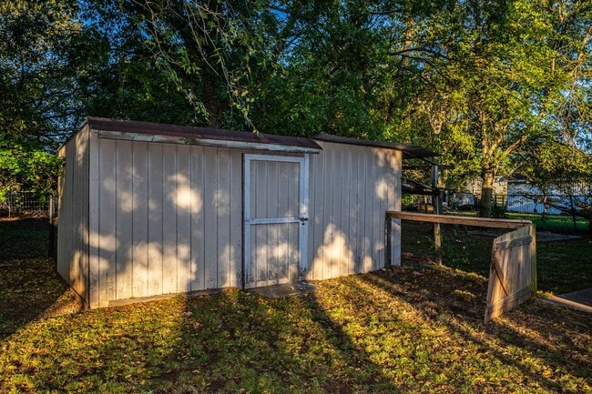 Building Photo - 3 BEDROOM 1 BATHROOM BRICK HOME FOR RENT!