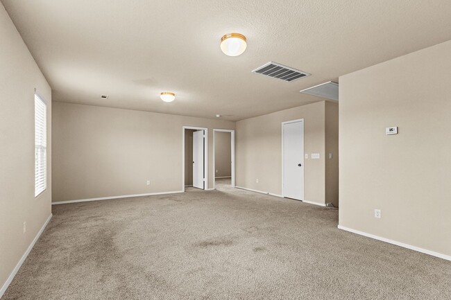 Building Photo - Beautiful home Located in desirable west F...