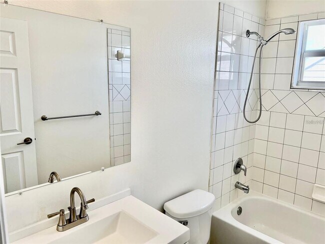Building Photo - 844 W Charing Cross Cir