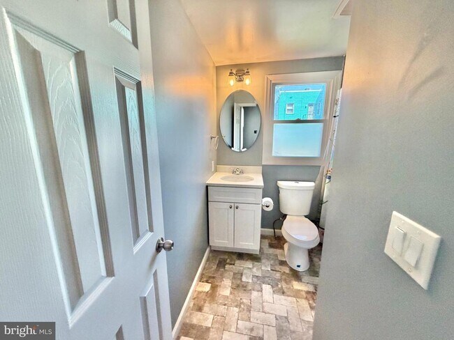 Building Photo - 4020 Grant St NE