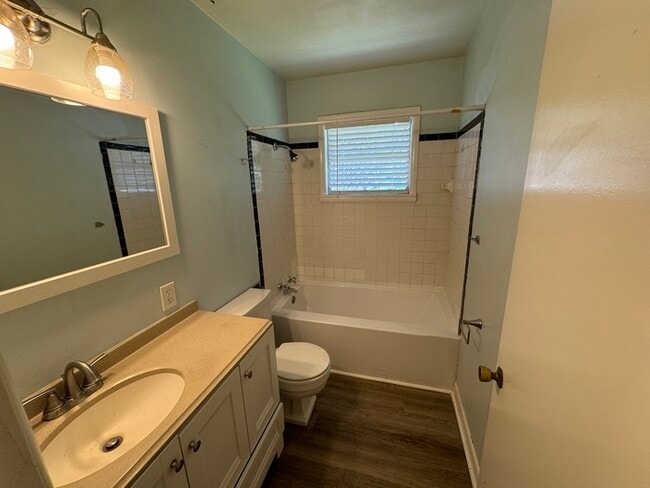 Building Photo - Nice 3 bedroom 2 bathroom home in West Lit...