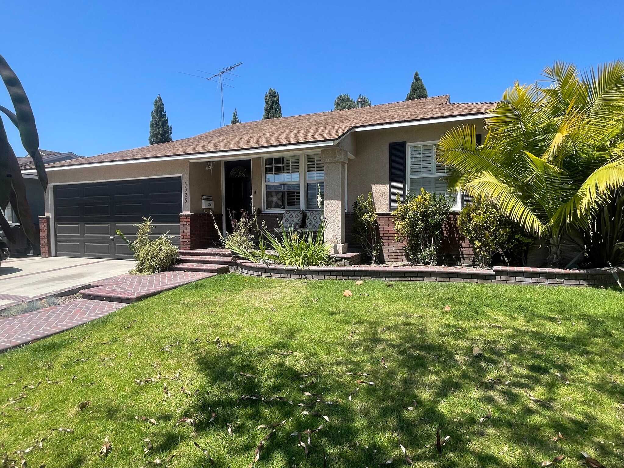 Building Photo - 5325 Dunrobin Ave