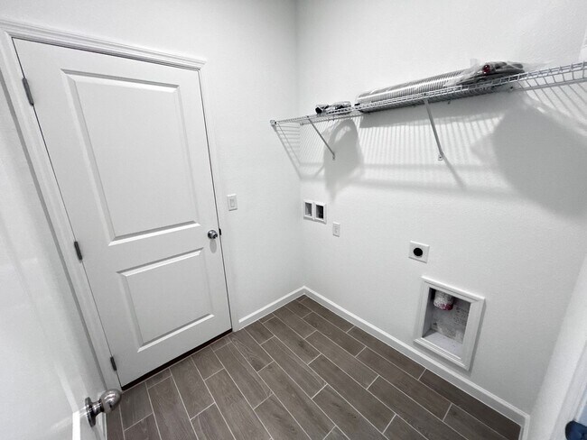 Building Photo - Brand New Pristine 4/3 minutes from River ...