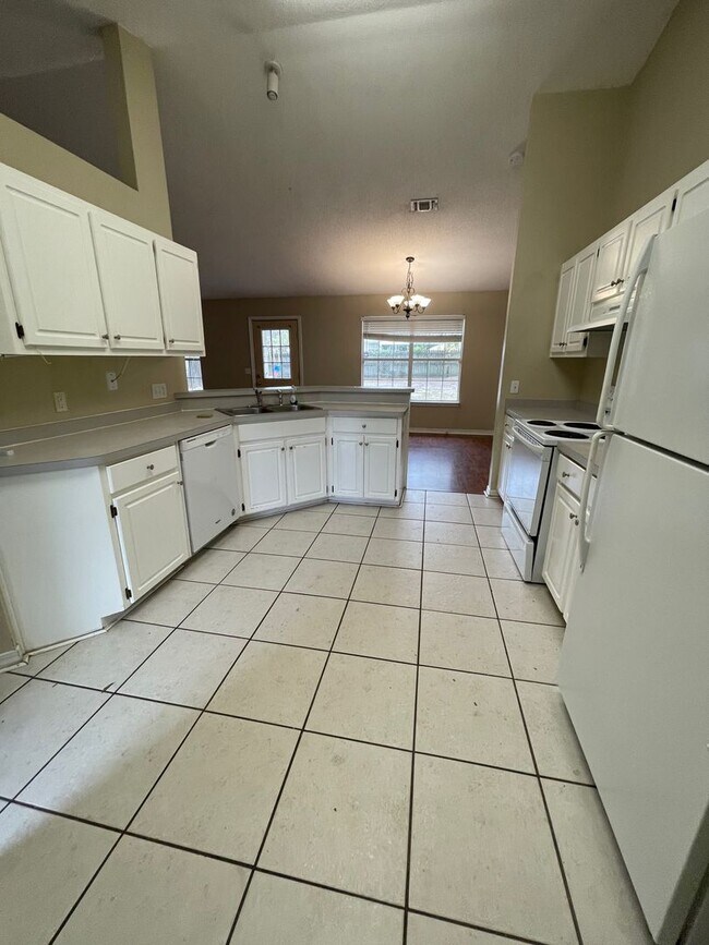Building Photo - MOVE IN SPECIAL - 1 WEEK FREE RENT - MINUT...