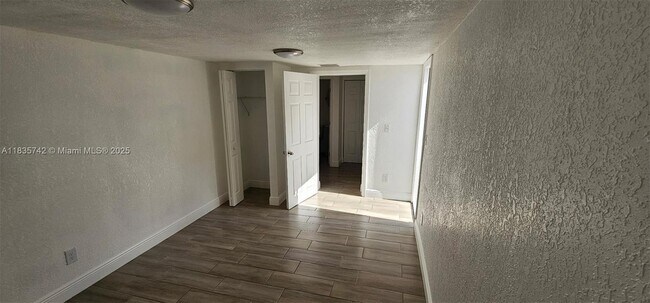 Building Photo - 915 Avenue M