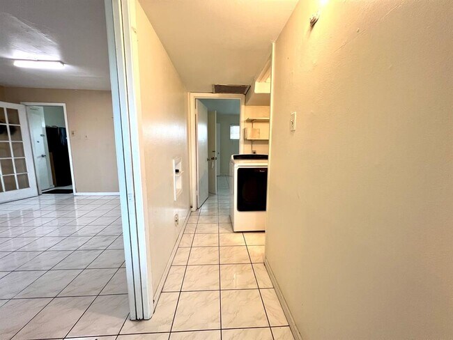 Building Photo - 8001 S Loop E