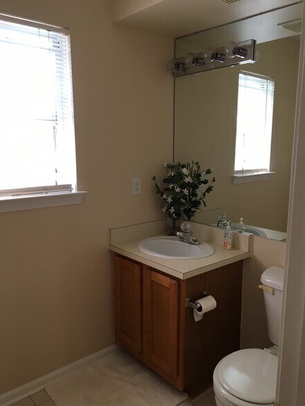 Building Photo - 1376 Village Dr