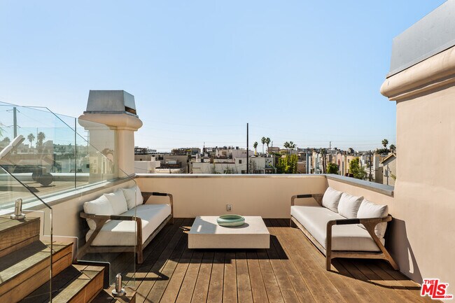 Building Photo - 3807 Vía Dolce