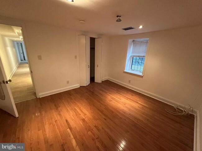 Building Photo - 1847 Mintwood Pl NW