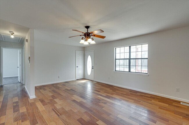 Building Photo - Charming, Pet-Friendly Home in East Ridge — Roomy Yard, Updated Features & Great Location!