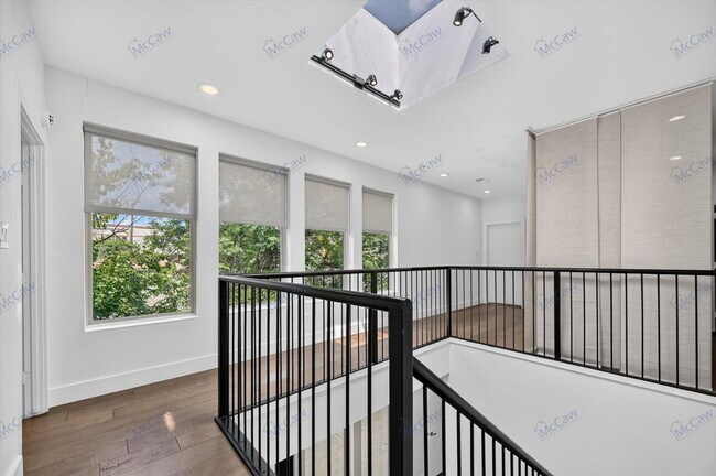 Building Photo - 4413 Roseland Ave