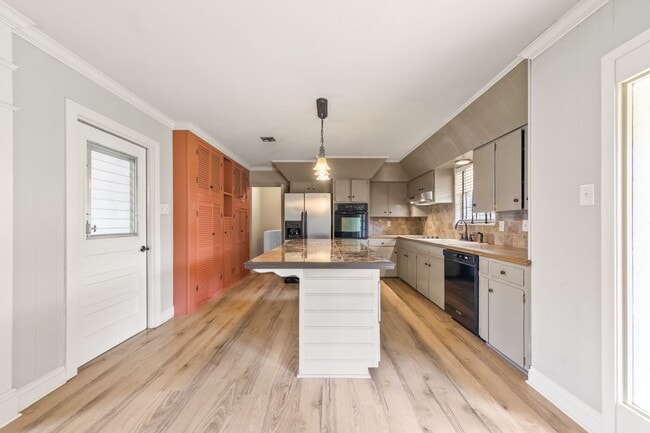 Building Photo - 307 Marilyn Dr