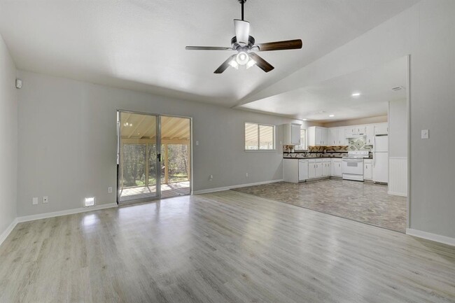 Building Photo - 3001 Leaf Ln