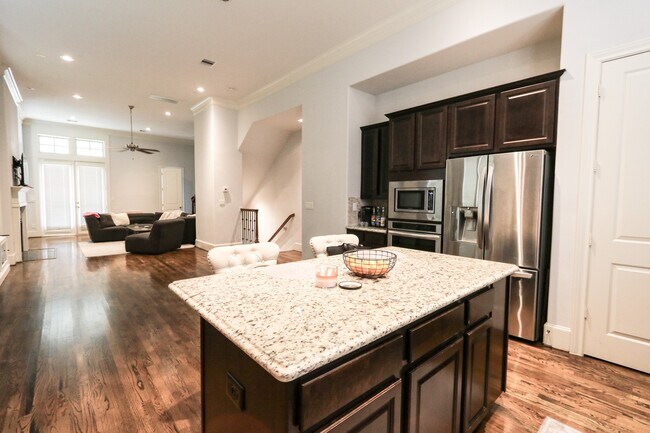 Building Photo - 2037 Fannin Station N