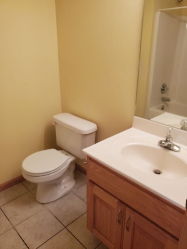 Building Photo - 3 bedroom 3 bath, 2car gar, balcony deck a...