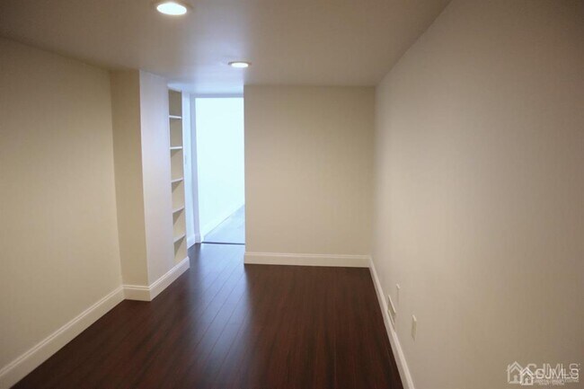 Building Photo - 1306 Commons at Kingswood Dr