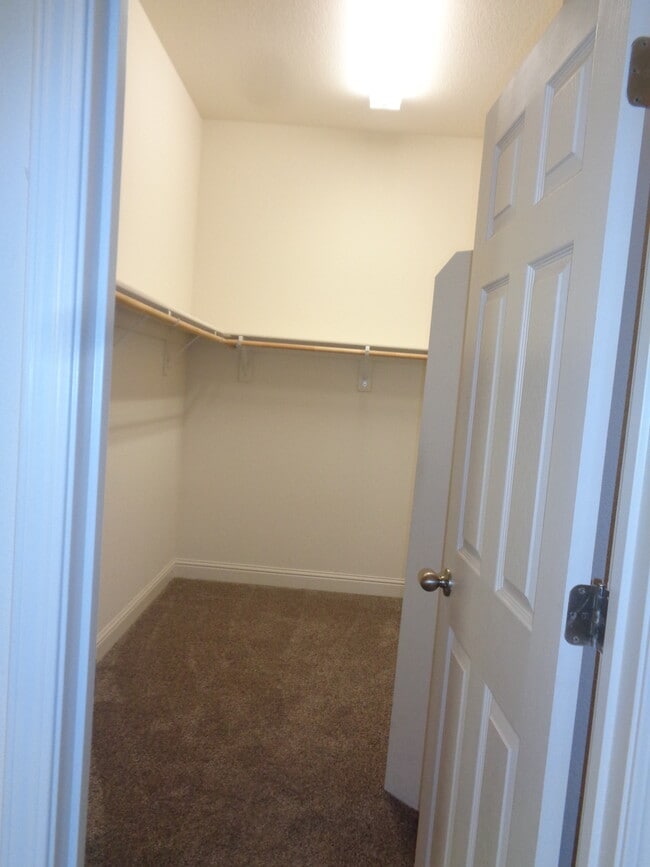 Building Photo - 2140 Cling Dr