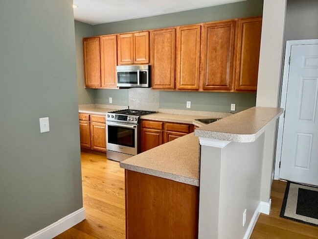Building Photo - Spacious Move In Ready Townhome on Johns I...