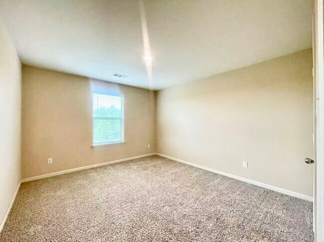 Building Photo - 1702 Sandalwood Way