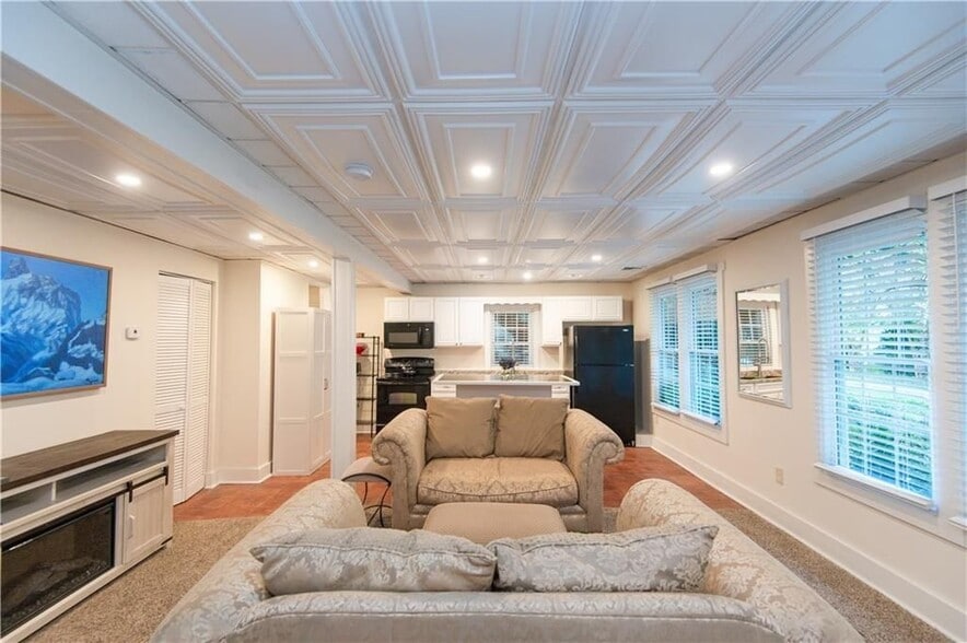 Building Photo - 554 E Main Rd