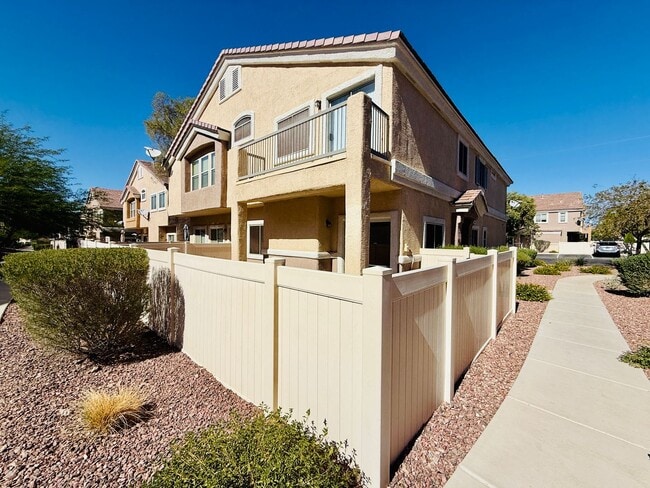 Building Photo - Great Spacious 3 bedroom Townhome Available!