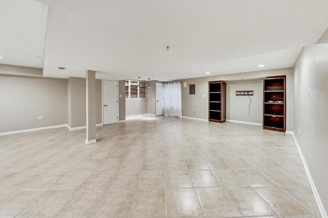 Building Photo - 1686 Buckingham Dr