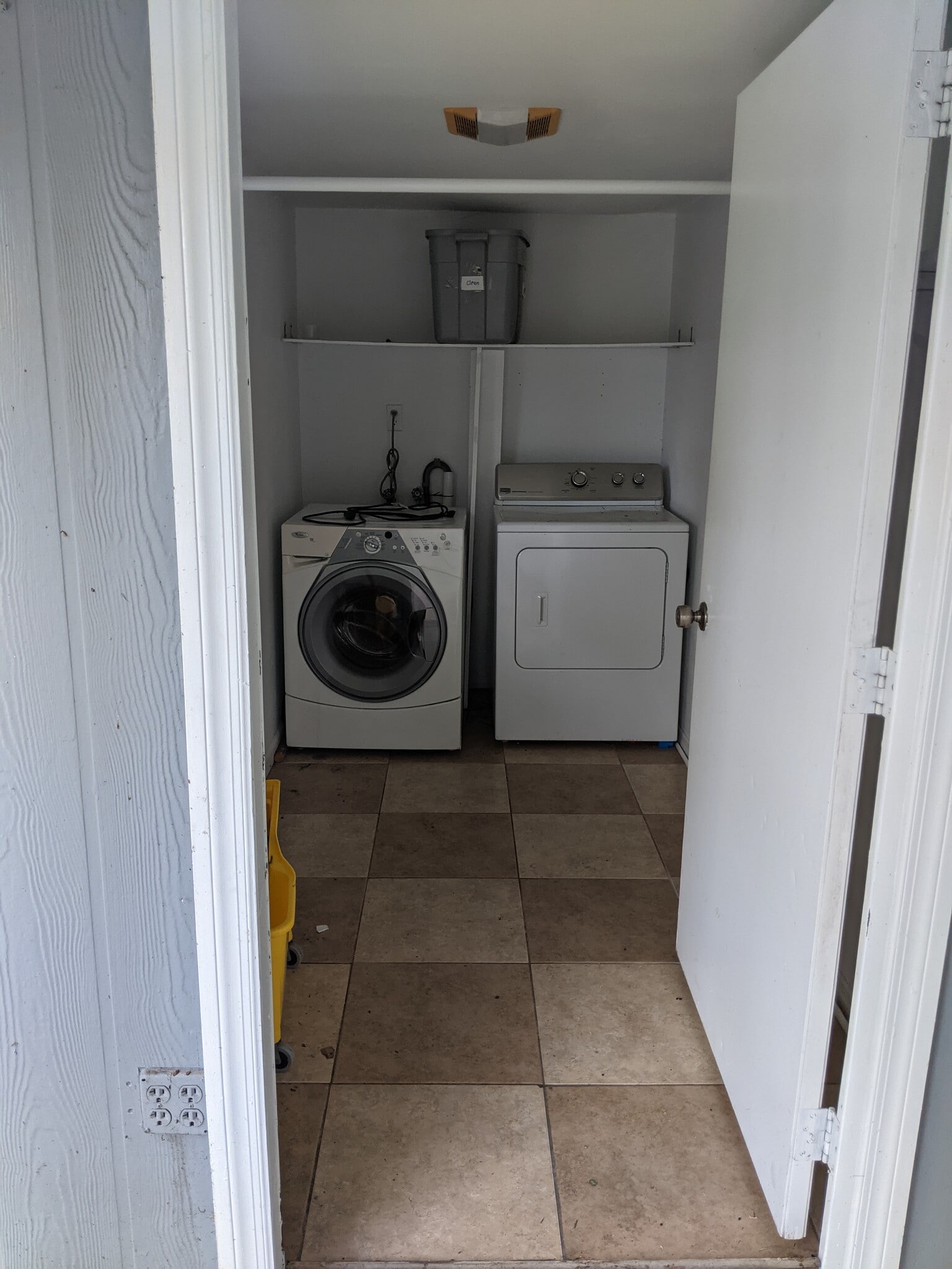 Building Photo - 2601 Bonneville Dr