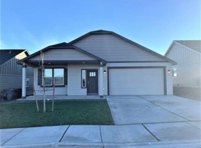 Primary Photo - Newer Home in Kennewick, Great Location! Pets welcome!