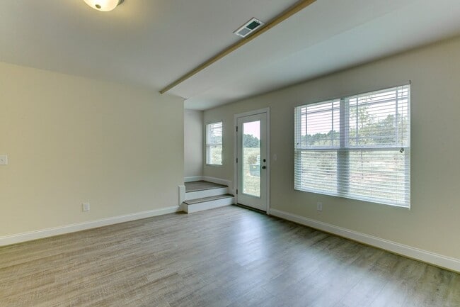 Building Photo - 3 bedroom 3 bathroom Townhome near Campbel...