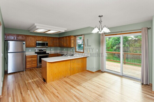 Building Photo - 8912 Highland Oaks Dr