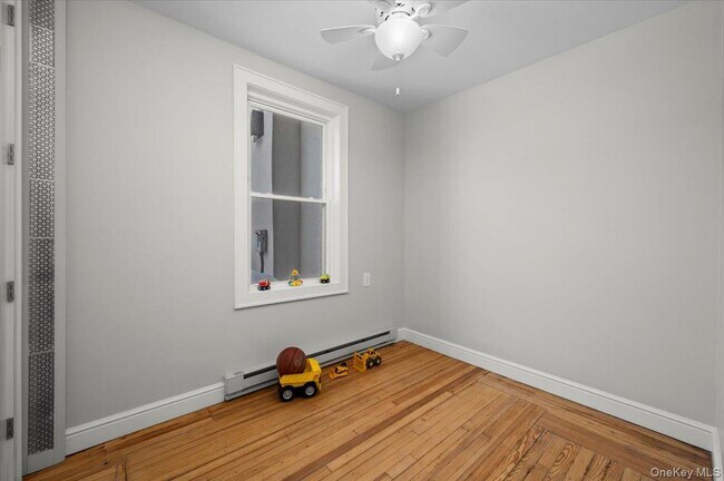 Building Photo - 548 Warburton Ave