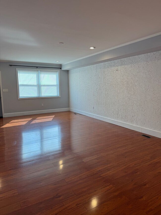 Building Photo - Spacious 3-Bedroom 1.5-Bathroom Home in Po...