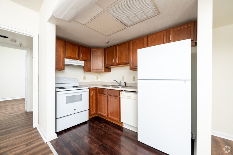 2BR, 1BA - 816SF - Kitchen - The Meridian
