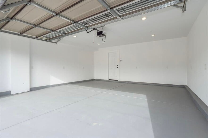 Building Photo - 1033 S Bonnie Beach Pl