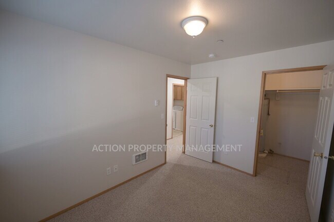 Building Photo - 2 bed 1 bath, bottom floor apartment in Port Angeles, close to Peninsula College and the Olympic ...