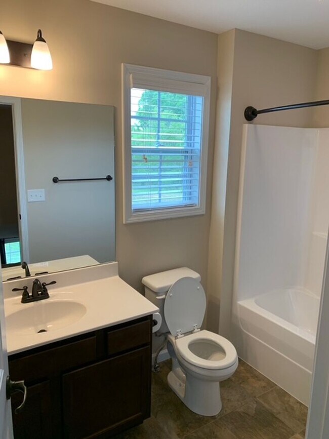 Building Photo - Maryville 37804 - 3 Bedroom, 2.5 Bath Home...