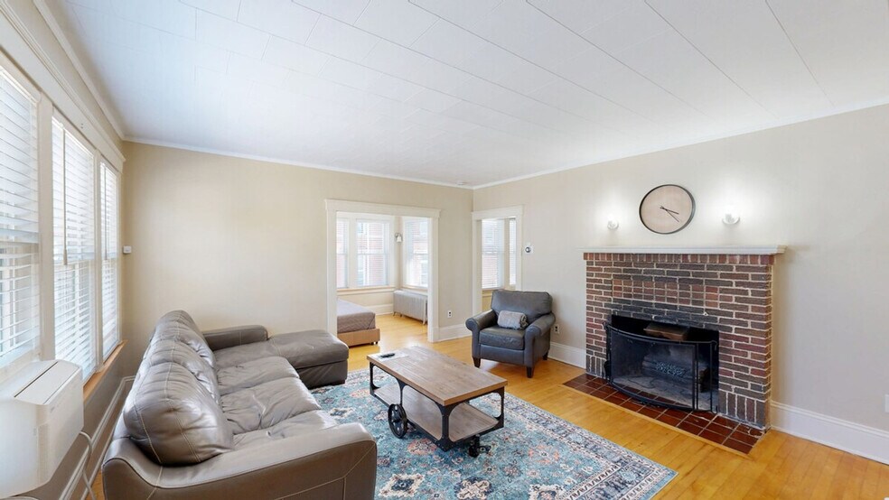 Building Photo - 128 1/2 Elm St