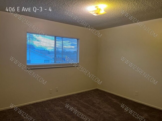 Building Photo - EAST PALMDALE 2BD/ 1 BATH 2ND FLOOR APT