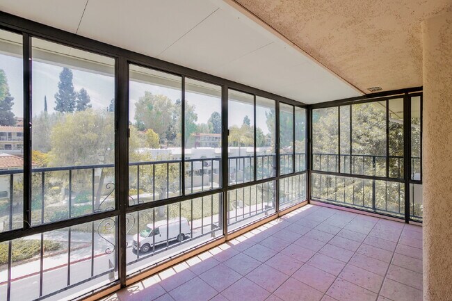 Building Photo - Spacious 3BD/3BA Condo with Enclosed Patio and Resort-style Amenities