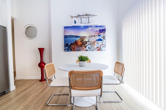 Building Photo - Spacious Fully Furnished 3BR/3BA home in a...
