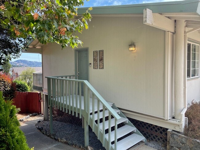 Building Photo - Gorgeous three bedroom two bathroom home with large backyard for rent!