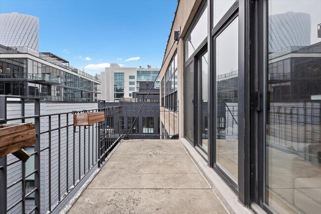 Building Photo - 850 W Adams St