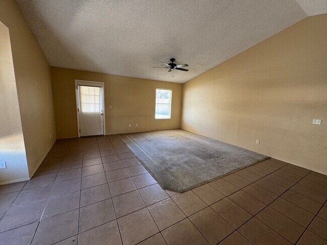 Building Photo - Glendale 3/2 With 2-Car Garage- 1/2 OFF FI...