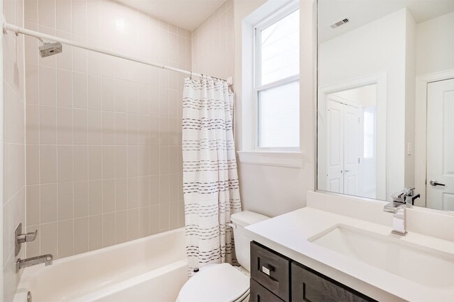 Building Photo - 946 W 18th St